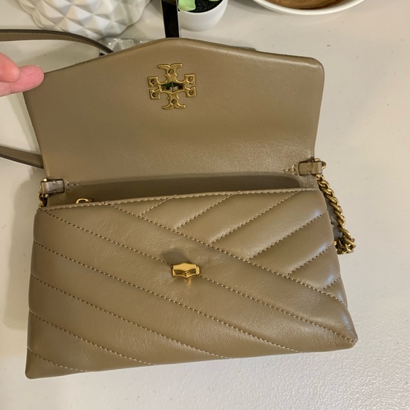 ππ TORY BURCH Kira Chevron Chain Wallet - Picture 9 of 13